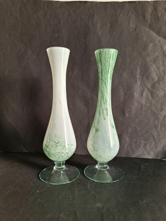 Image 1 of Deux vases vintage en verre blanc sur pied, ornés d'un tourbillon vert clair. Fabrication artisanale des années 1960 et 1970.