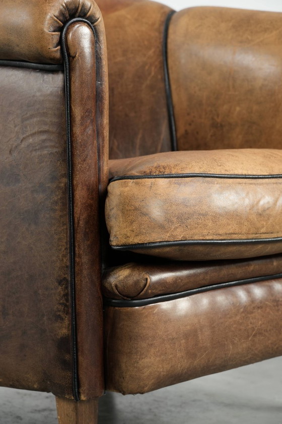 Image 1 of Joli fauteuil club vintage en peau de mouton de style anglais