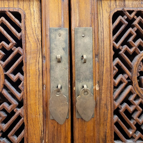 Image 1 of Mueble / Armario “Gabinete de erudito”, madera de olmo, trabajo de celosía, Dinastía Qing, s. XIX – China