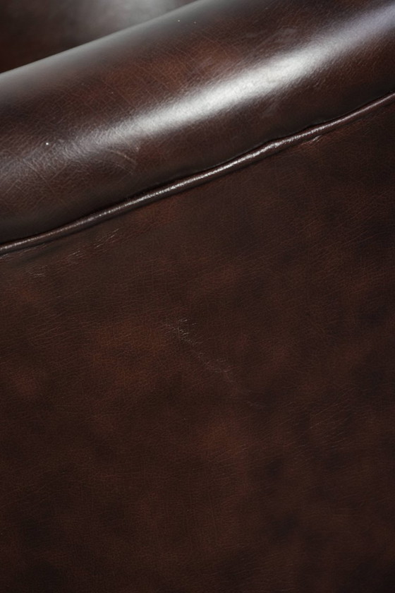 Image 1 of 2 Club-Sessel aus dunkelbraunem Rindsleder in gutem Zustand mit zeitlosem und stilvollem Design im englischen Stil.