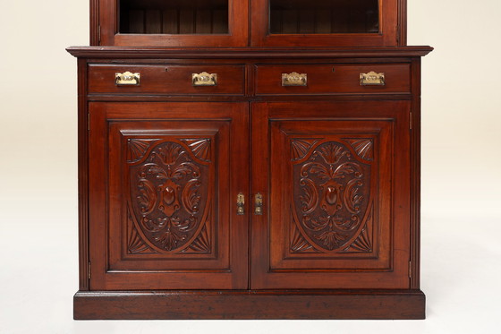 Image 1 of Vetrina o libreria in stile Art Nouveau in rovere con intagli e ante in vetro