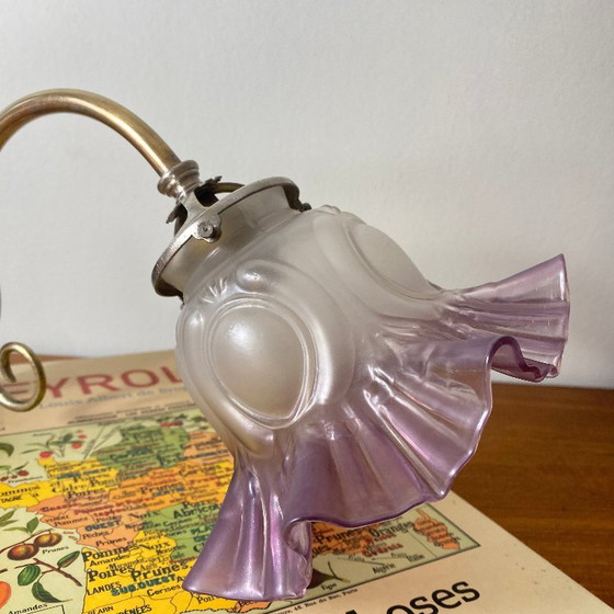 Applique da parete antica in ottone a collo d'oca con paralume a tulipano in vetro viola. – Glass (photo 5 of 9)