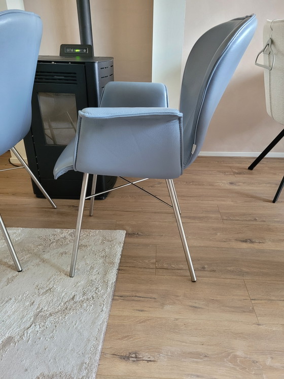 Image 1 of 2 lederen Bert Plantagie Blake eetkamerstoelen 1 met arm 1 zonder arm