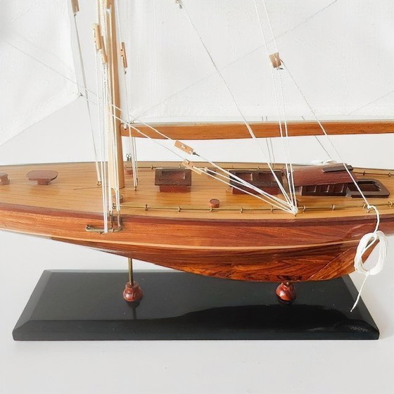 Image 1 of Maquette de voilier en bois Vintage Endeavour