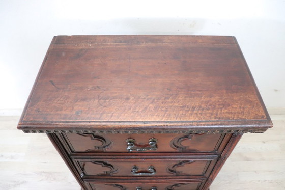 Image 1 of Table de nuit ancienne en noyer, Italie Toscane Début du 18ème siècle