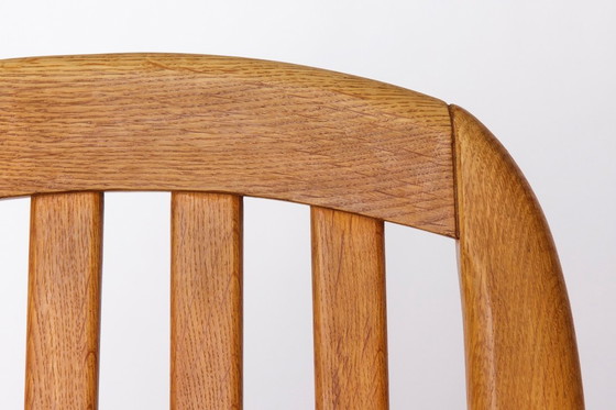 Image 1 of 1 van de 5 vintage Dyrlund fauteuils in eikenhout, jaren 70 | Deense Mid-Century Modern eetkamerstoelen, lichtgrijze bekleding |