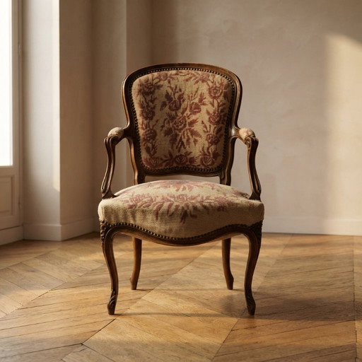 Fauteuil sculpté de style Louis XV vintage avec tapisserie florale, France, années 1740, 90 × 58 cm