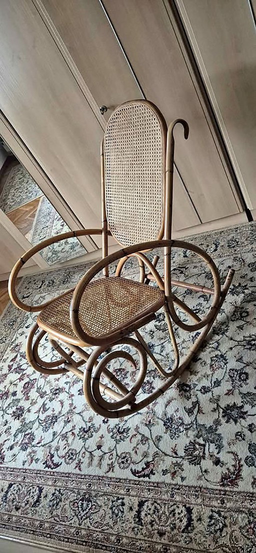 Sedia a dondolo vintage in rattan e canna della Costa Azzurra, anni '50