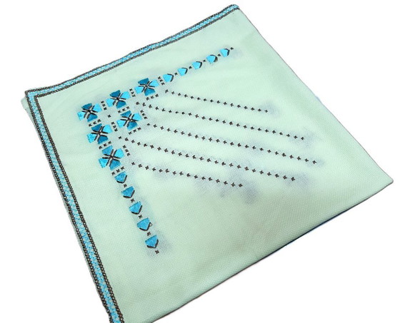 Image 1 of Nappe vintage brodée à la main 71 x 69 cm