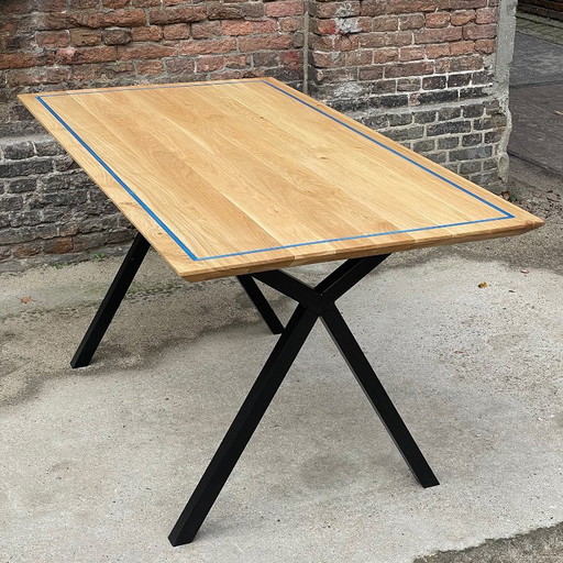 Mesa de comedor Artesanal | Roble Macizo y Epoxi Azul Metálico