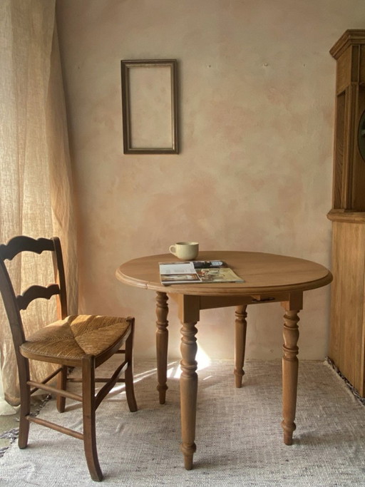 Mesa pequeña redonda plegable de madera de haya: encanto rústico.