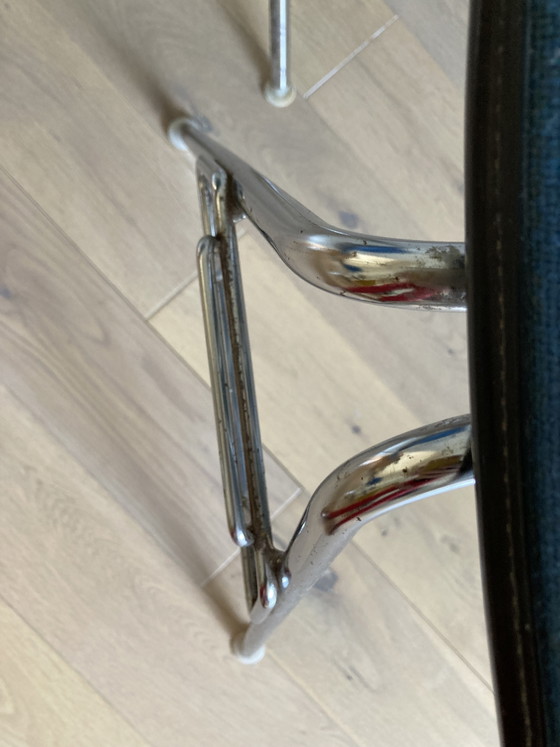 3 sedie da pranzo Eames in fibra di vetro di Vitra – Metal, Chrome (photo 14 of 15)