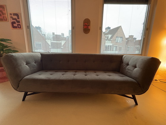 Image 1 of Wunderschönes 3-Sitzer-Sofa und passender Hocker aus Samt von Wulf Wonen
