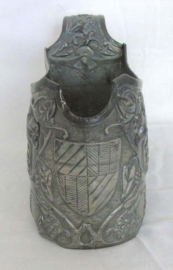 Image 1 of Porte-bouteille vintage français Art Nouveau en étain, motif griffon, berceau de bouteille gothique en relief, centre de table d
