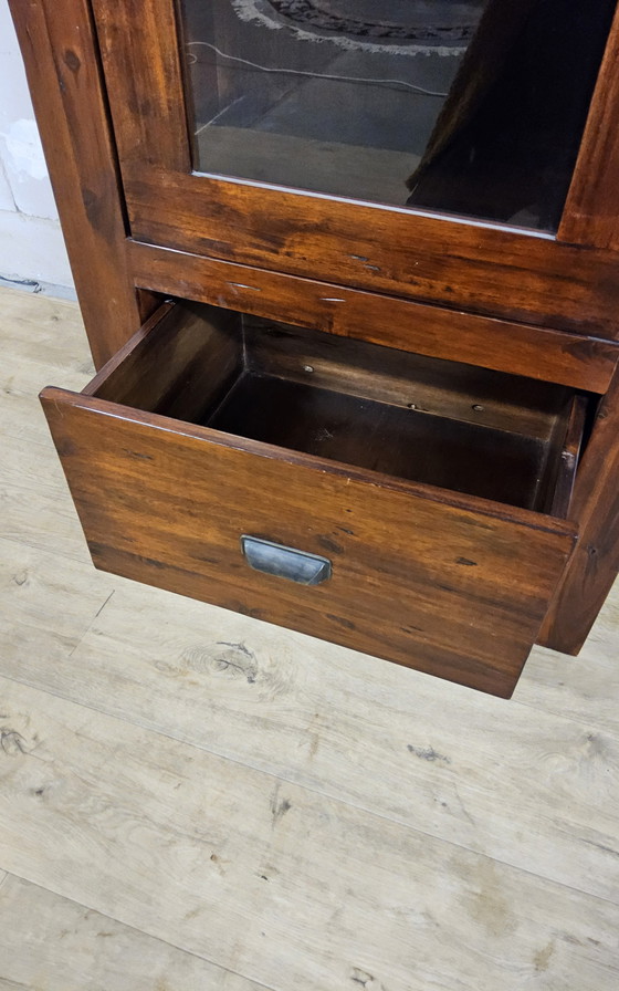 Image 1 of 2x Kolonialstil-Vitrinenschrank aus Holz mit Schublade / Porzellanschrank / Bücherregal / Barschrank