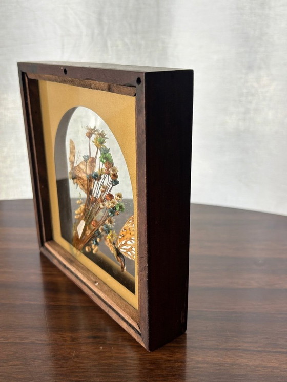 Image 1 of cornice a farfalla