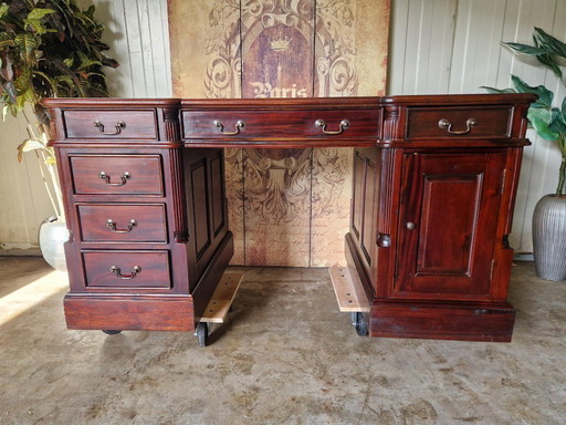 Scrivania classica inglese, scrittoio, scrivania con inserto in pelle, dimensioni: 150x75 e altezza 78 cm.