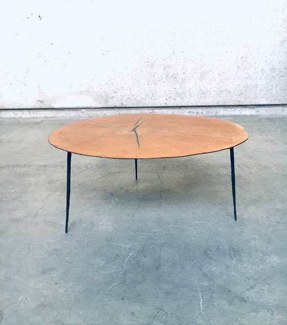 Image 1 of Mesa de centro de diseño moderno, delgada, de metal con tablero chapado en madera.