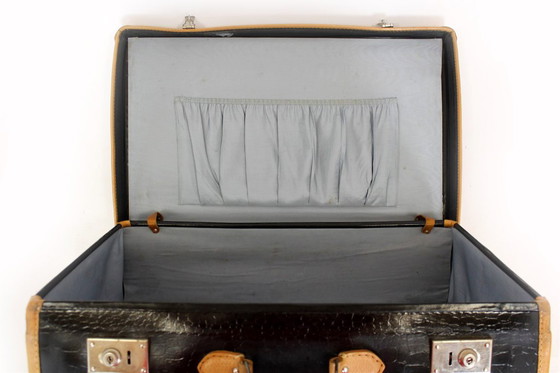 Image 1 of Valise en cuir vintage avec ses étiquettes d'origine, années 1950