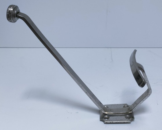 Image 1 of Tres ganchos para abrigos de latón, cromo y aluminio.