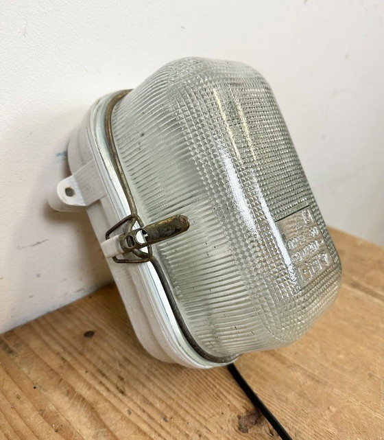 Image 1 of Applique murale industrielle en porcelaine blanche avec verre côtelé, années 1970