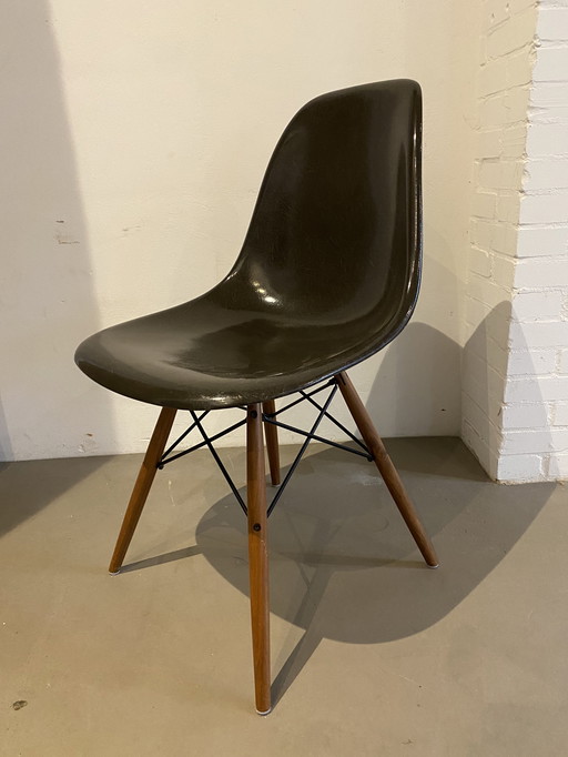 Eames Herman Miller Fiberglas-Schalenstuhl