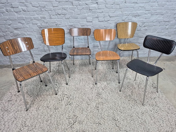 Image 1 of Ensemble de 6 chaises de cuisine vintage Brabantia, gaies et pleines de caractère – Mélange de bois veiné et de similicuir noir