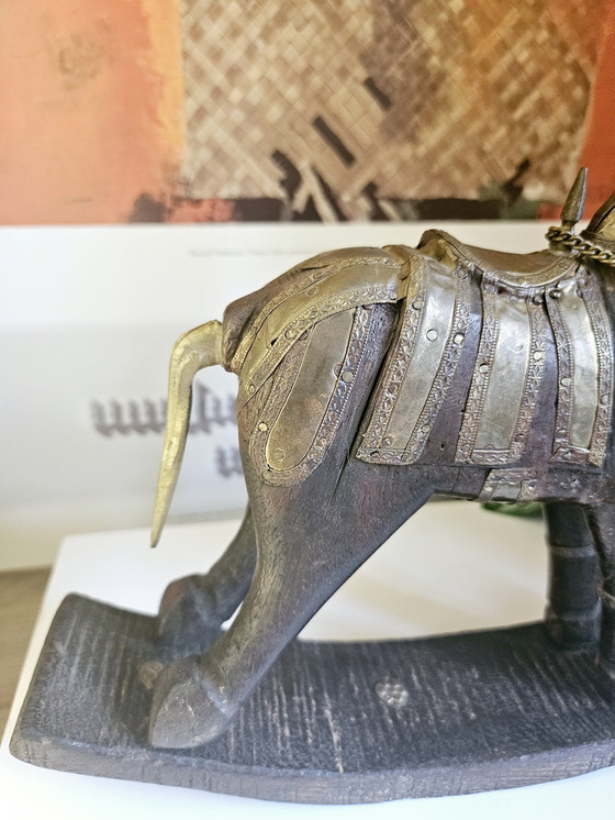 Image 1 of Statuetta vintage a forma di cavallo a dondolo in legno con decorazioni in ottone