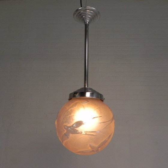 Image 1 of Art Deco hanglamp met geetste glazen bol met meerdere vogels, zwaluwen, jaren 30