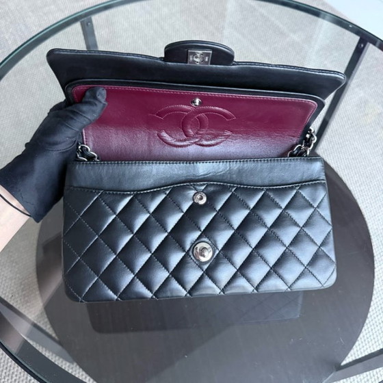 Image 1 of Sac Chanel Classic Flap moyen - 25 cm, en agneau matelassé noir, finitions argentées, série 12