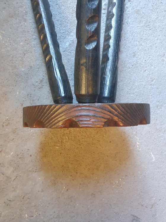 Sgabello brutalista spagnolo vintage a tre gambe intagliato a mano – Anni '60 – Sgabelli, Wood (photo 4 of 6)