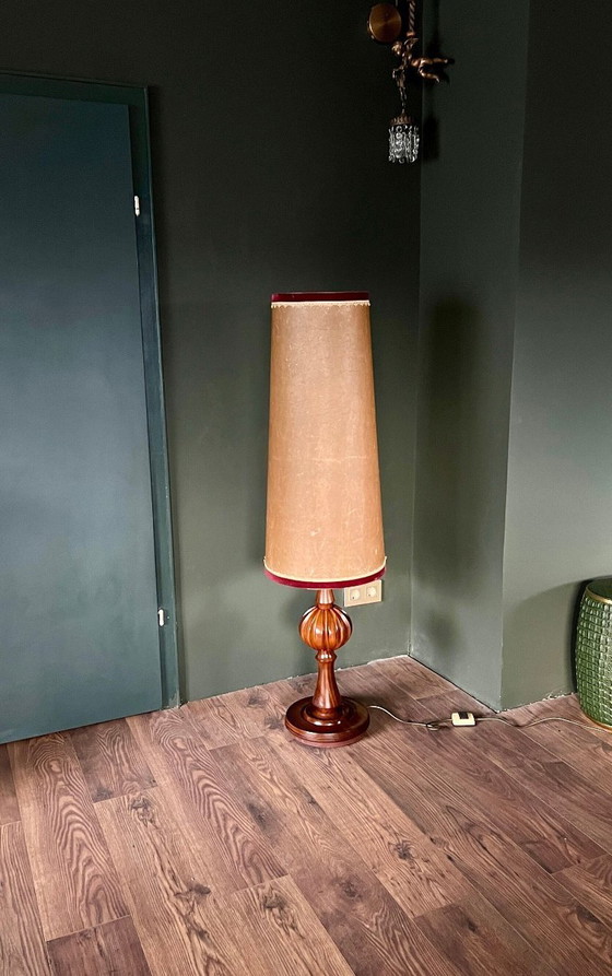 Image 1 of Rarità! Lampada da terra vintage di metà secolo/era spaziale con paralume in pelle e insolita base in legno, in condizioni eccel