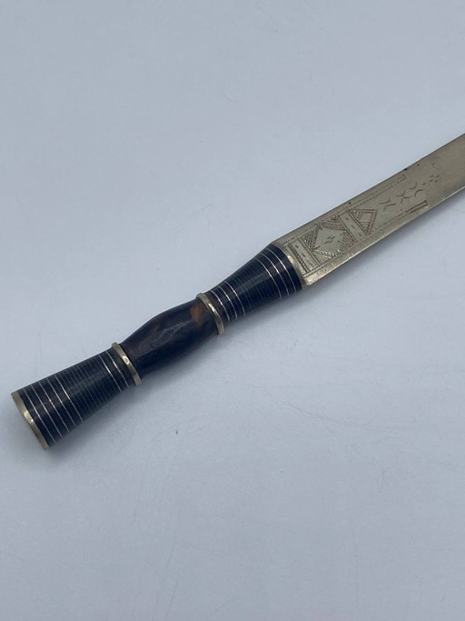 Antiker Brieföffner – Gravierte Klinge, silberumrandeter Ebenholzgriff – Belle Époque, spätes 19. Jahrhundert (photo 2 of 4)