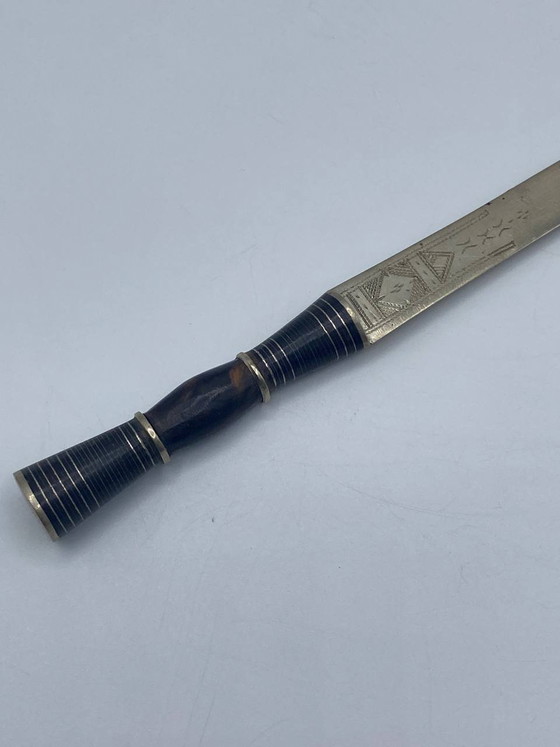 Antiker Brieföffner – Gravierte Klinge, silberumrandeter Ebenholzgriff – Belle Époque, spätes 19. Jahrhundert (photo 2 of 4)