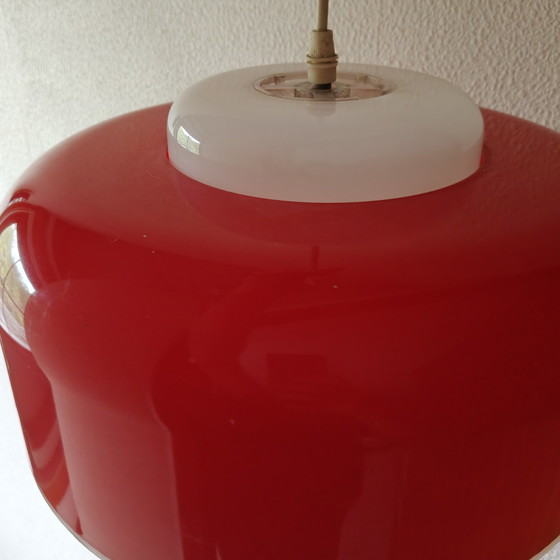 Image 1 of Lampada a sospensione vintage italiana in vetro opalino rosso – design futuristico, anni '70
