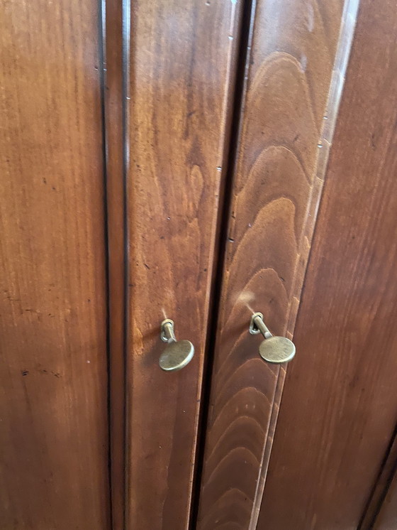 Image 1 of Mueble menaje de madera de cerezo con tres puertas y cajones.