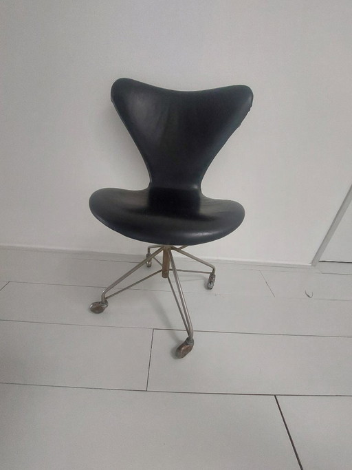 Arne Jacobsen Series 7 Bürostuhl, schwarz