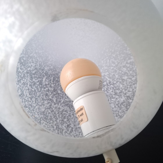 Image 1 of Lampe de table vintage en forme d'œuf, verre blanc opaque, années 1980