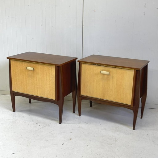 Conjunto de mesitas de noche vintage de los años 60 con puertas abatibles, bicolor.