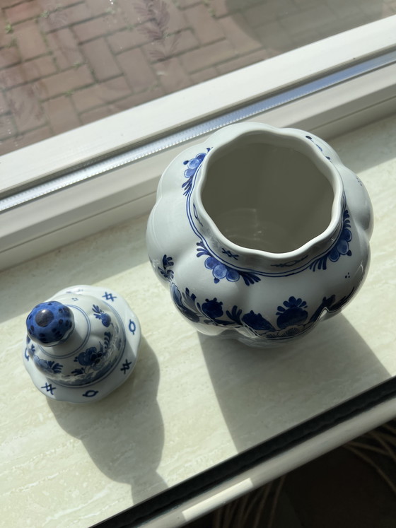 Image 1 of Originale handbemalte Royal Delft (Porceleyne Fles) Deckelvase - 30 cm - 2004