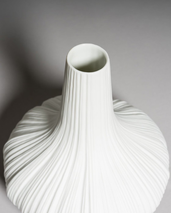 Image 1 of Martin Freyer für Rosenthal Studio-Line: Skulpturale weiße "Plissée"-Porzellanvasen, Deutschland, 1968 - Satz von zwei