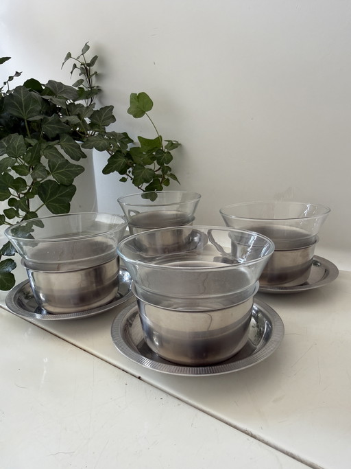 Juego de 4 vasos de té con soporte y platillos cromados.