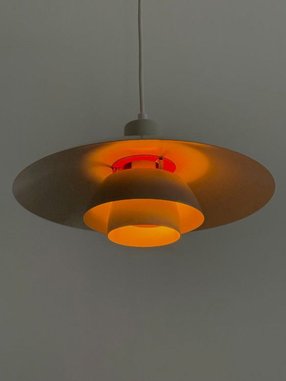 Image 1 of PH 4/3 hanglamp wit met oranje accenten van Poul Henningsen voor Louis Poulsen