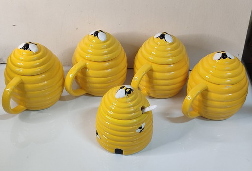4 kopjes in de vorm van een bijenkorf met deksels + 1 suikerpot in de vorm van een bijenkorf