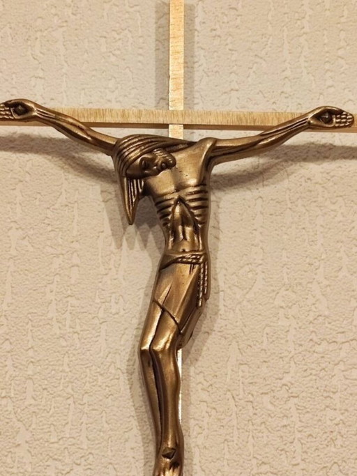 Crucifijo brutalista