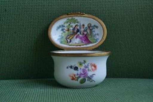 Tabacchiera in porcellana, XVIII secolo.