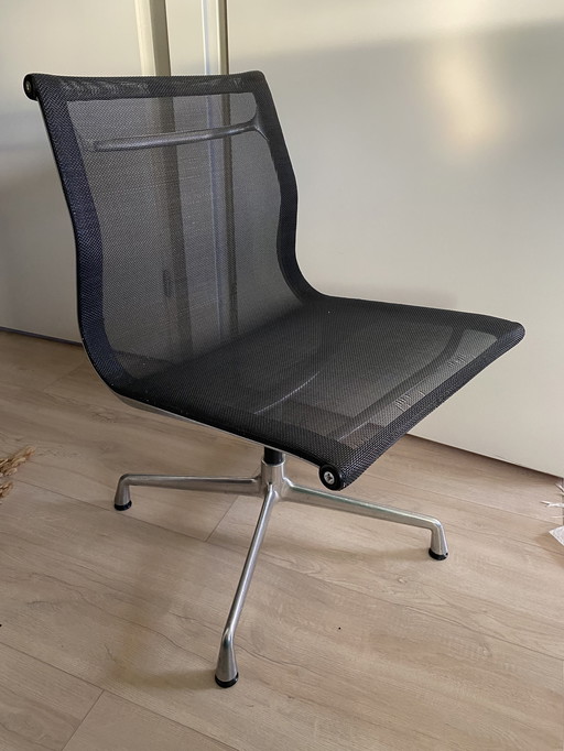 Sedia da ufficio Vitra Eames Aluminium EA 101 in rete nera