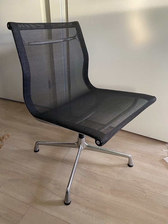 Image 1 of Sedia da ufficio Vitra Eames Aluminium EA 101 in rete nera