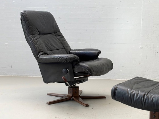 Fauteuil Relax Vintage avec Pouf – Cuir Noir & Bois, Scandinavie, Années 1970 – Leather (photo 7 of 18)