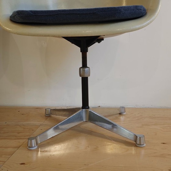 Image 1 of Vintage fiberglass bureau stoelen Herman Miller Eames